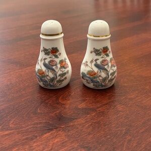 Beautiful Wedgwood Kutani Crane Salt and Pepper Set Gold Trim